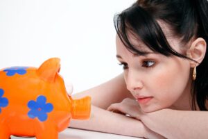 貯金と投資、どっちを選ぶべきかのポイントは？